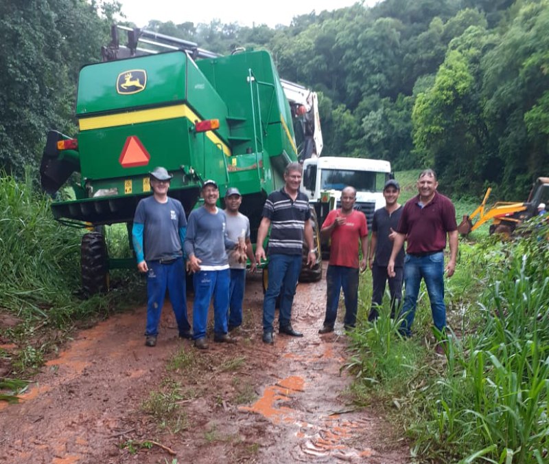 SECRETARIA DE OBRAS REMOVE COLHEITADEIRA DEPENDURADA EM PONTE